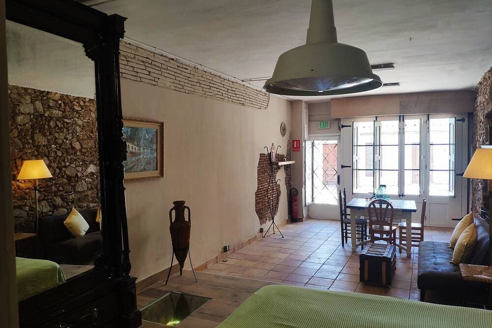 Foto 8 von 30: Loft Love, charming, cozy, comfortable, centrally located, king bed (2-4 pax).