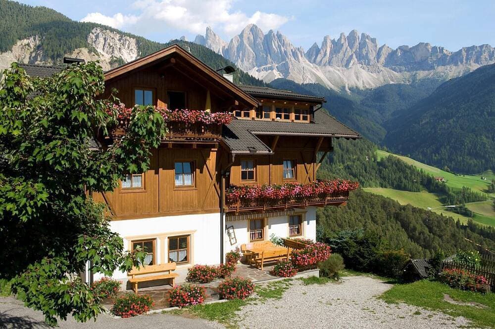 Berghütte im Villnöß mit Dolomitenblick 1