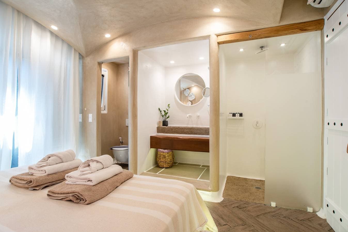 Foto 8 von 27: Apartment 'Narcissus Luxury Suites – Theseus' mit privater Terrasse, WLAN & Klimaanlage