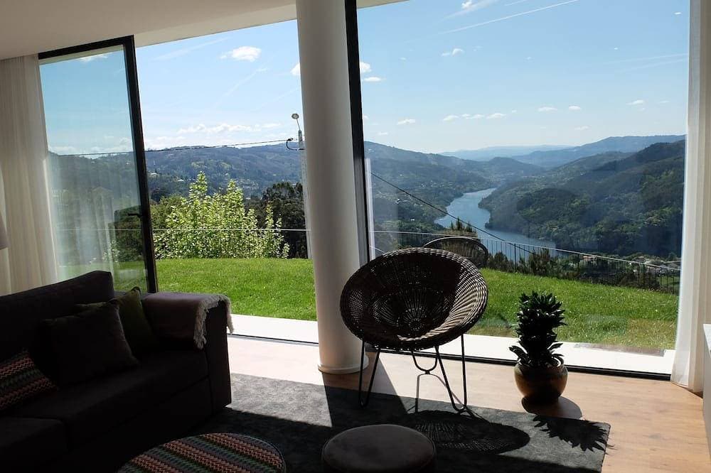 Foto 5 von 30: Modernes Haus mit fantastischem Blick über den Fluss und die Serra do Gerês