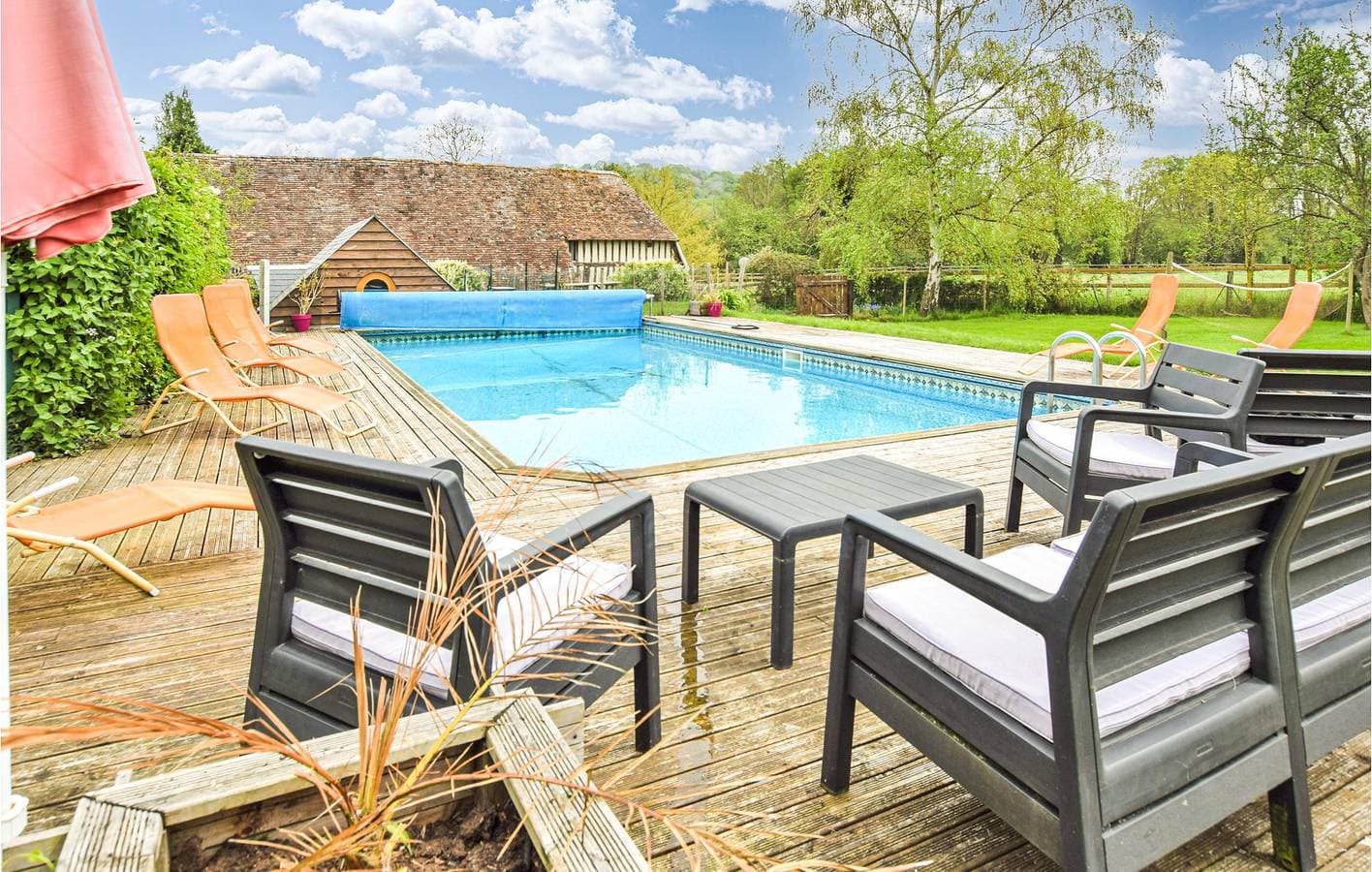 Foto 4 von 35: Poolside Getaway in der Nähe von Boissey - 180qm mit Parkplatz & Garten