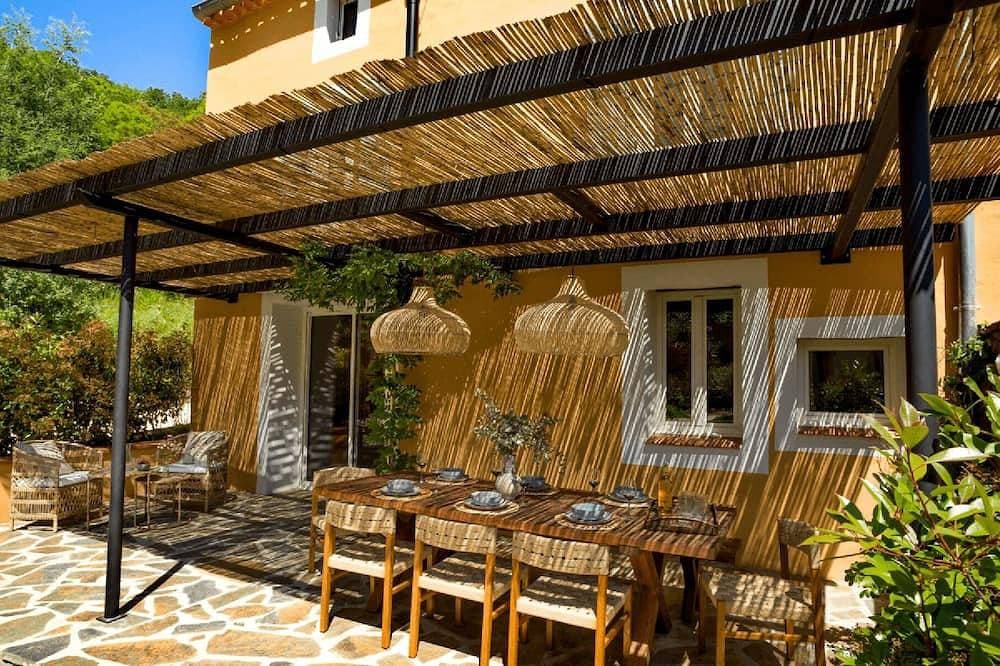 Between the mountains and the sea, a profound and eco-chic nature experience in 1