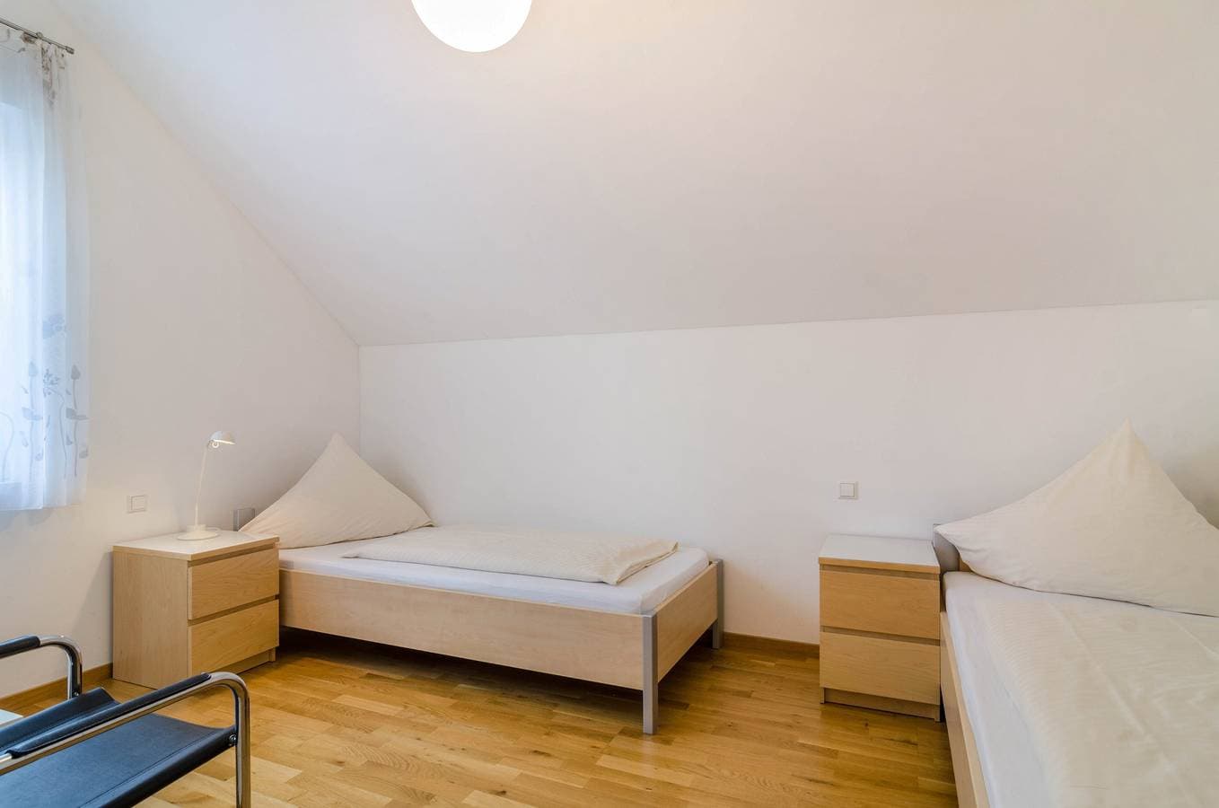 Foto 13 von 27: Lichtdurchflutete Ferienwohnung "Haus Buche" in der Nähe des Bodensees mit WLAN, Balkon und Garten; Parkplätze vorhanden