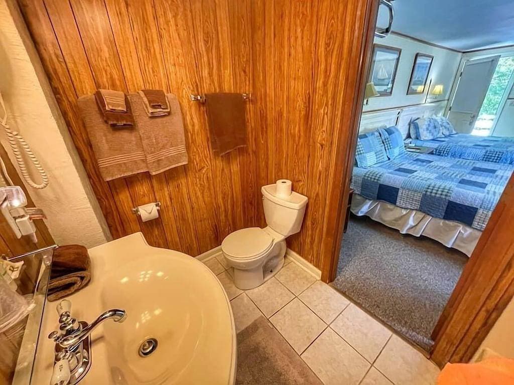 Foto 2 von 24: 19 Acadia Lodge Sleeps 4 Open Hearth Inn