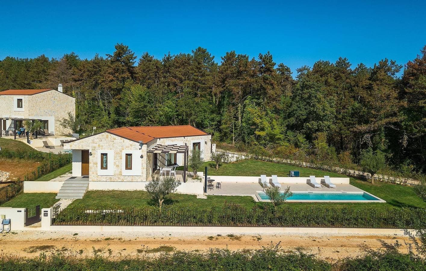 Geräumige 110 m² große Wohnung mit Pool und Terrasse, 2,5 km vom Stadtzentrum von Anzici entfernt 1