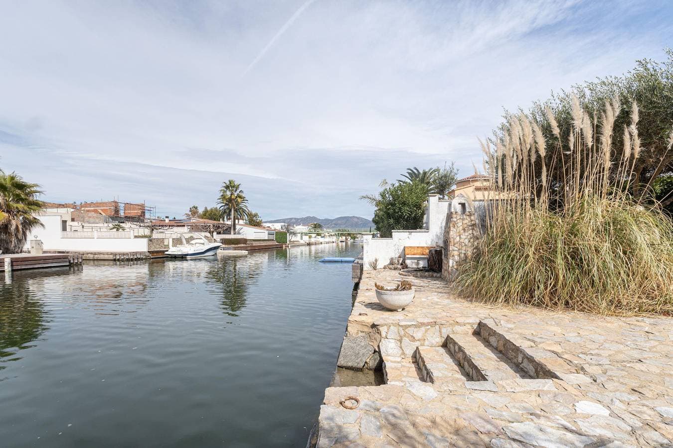 Moderne Villa mit zwei Schlafzimmern und 12,5m Liegeplatz im Ebro-Sektor 1