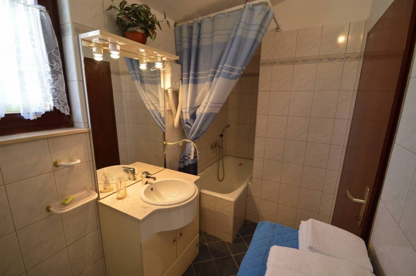 Foto 12 von 16: Apartment Franka 1, Wohnfläche 84 m2. Es verfügt über zwei Schlafzimmer, ein Badezimmer mit Badewanne, ein Wohnzimmer, ein Esszimmer und eine Küche. Das Apartment verfügt über eine große Terrasse und einen privaten Parkplatz.