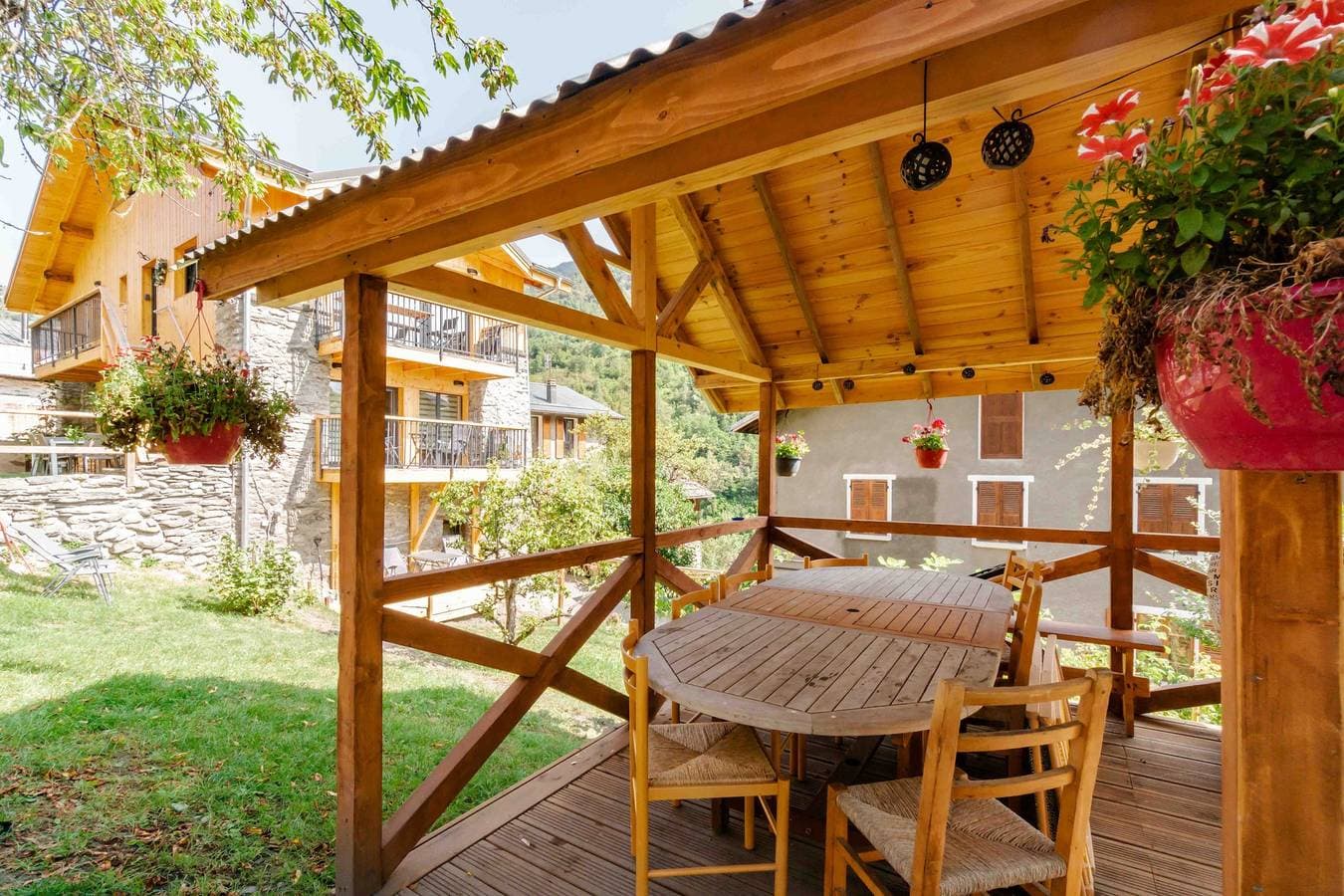 Foto 2 von 12: Einzimmerapartment 'Chalet Belamy 1' mit Bergblick, privater Terrasse und Wi-Fi