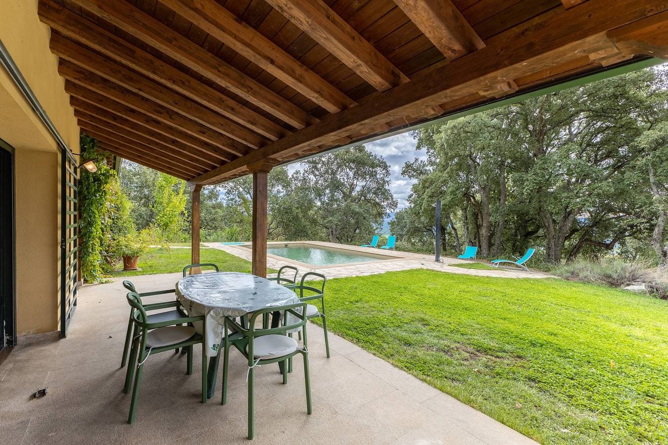 Foto 3 von 33: Casa Rural La Morada de Piedralaves: Privater Pool & Blick auf die Gredos-Berge