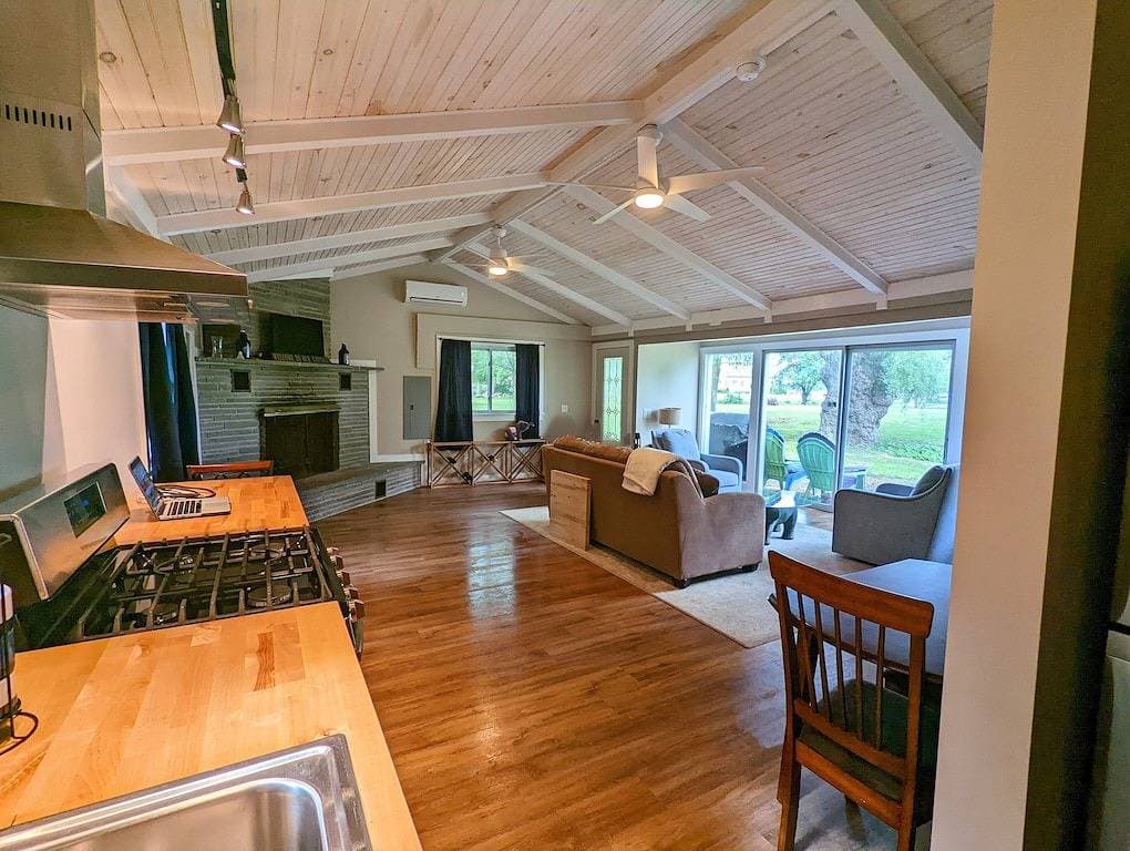 Foto 2 von 10: Finger Lakes Cottage Getaway