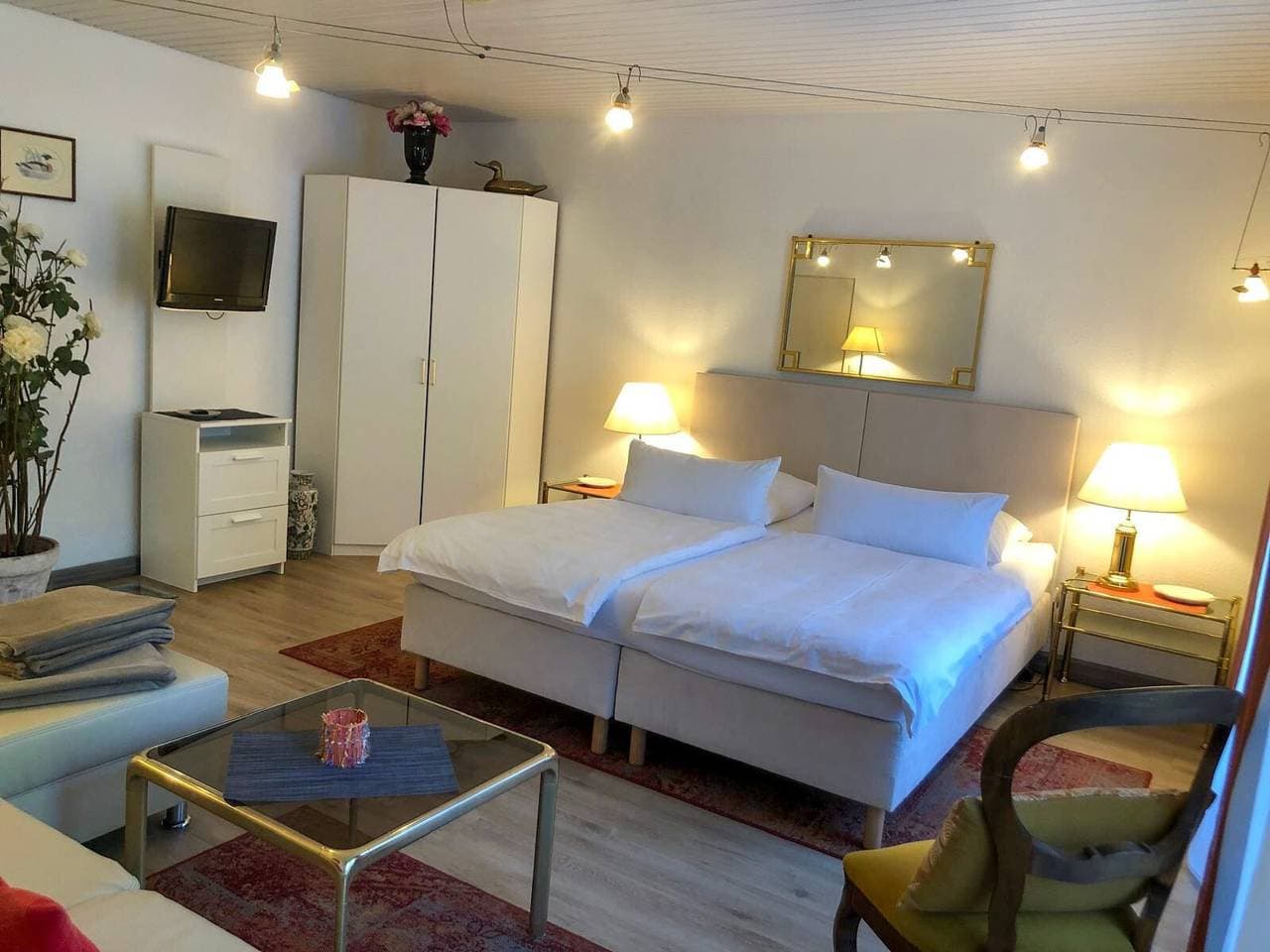 Foto 6 von 21: Ferienwohnung 1 mit Wintergarten und Wifi