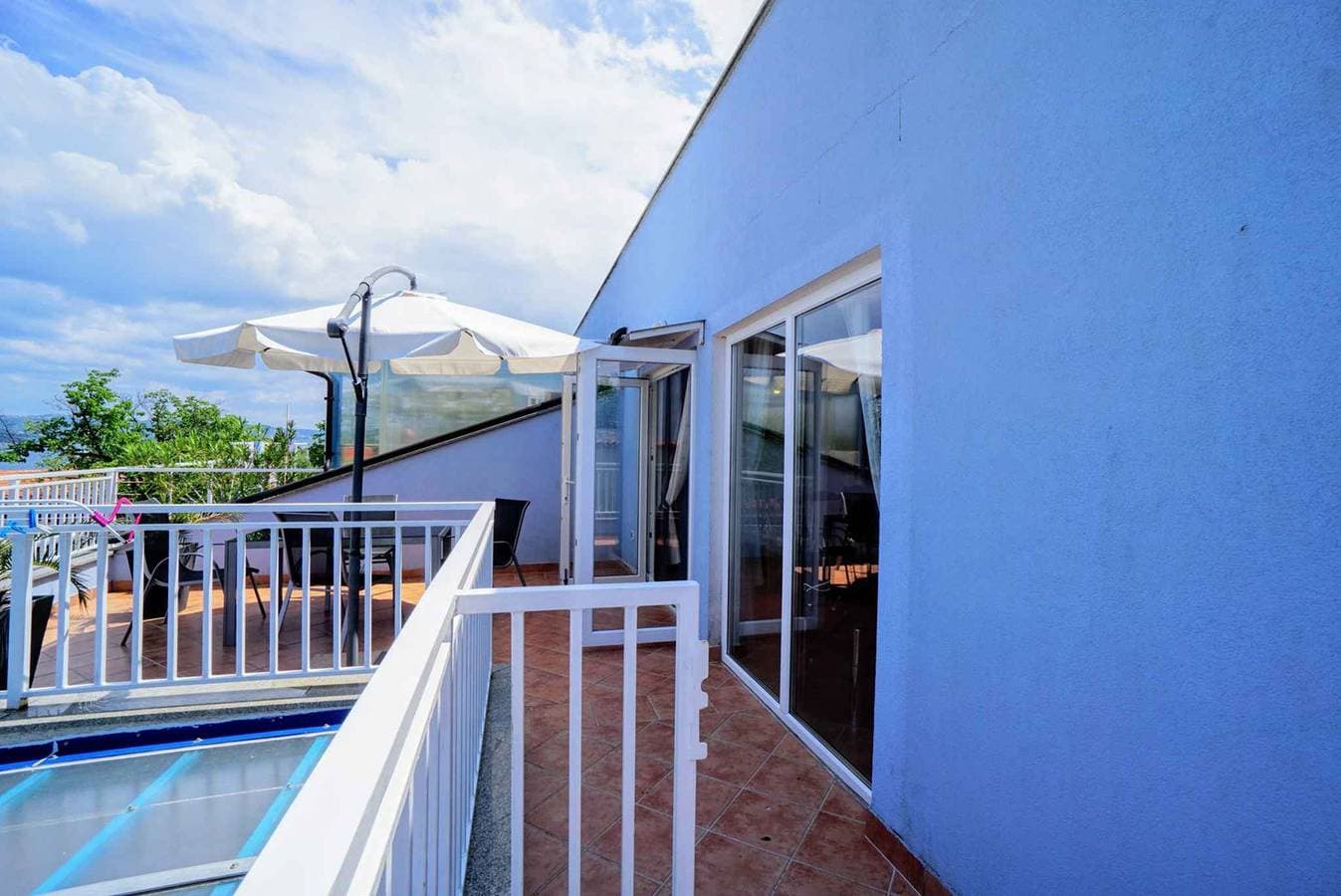Foto 6 von 25: Ferienwohnung mit Balkon und Meerblick