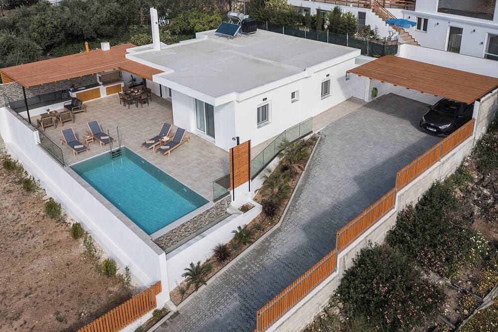 Foto 12 von 25: Windless SeaView Villa, with Pool & Hot Tub