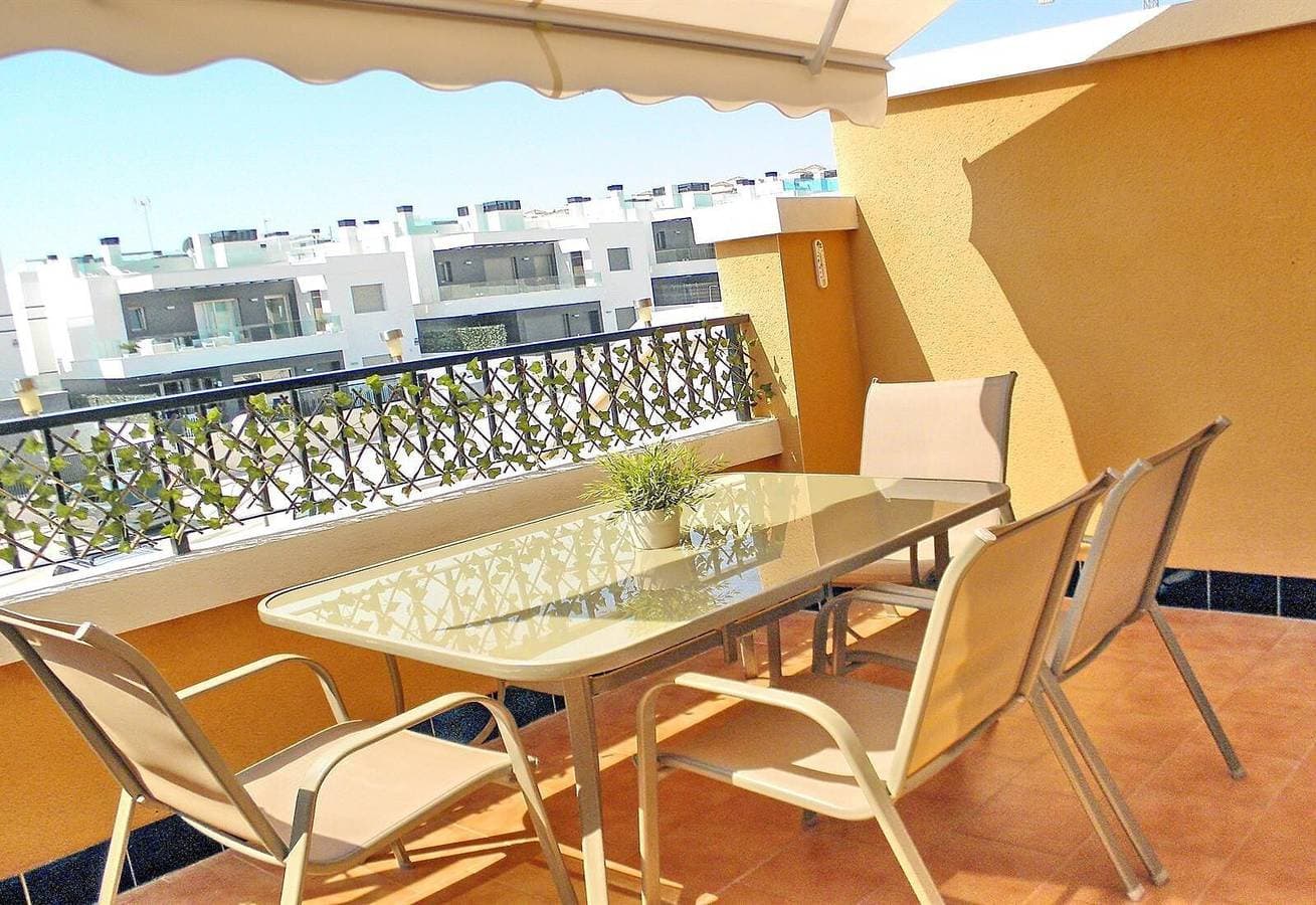 Foto 3 von 32: Ferienwohnung mit großer Dachterrasse, Pool, Garten, Grill, Klimaanlage und WLAN