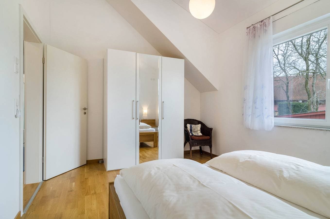 Foto 6 von 27: Lichtdurchflutete Ferienwohnung "Haus Buche" in der Nähe des Bodensees mit WLAN, Balkon und Garten; Parkplätze vorhanden