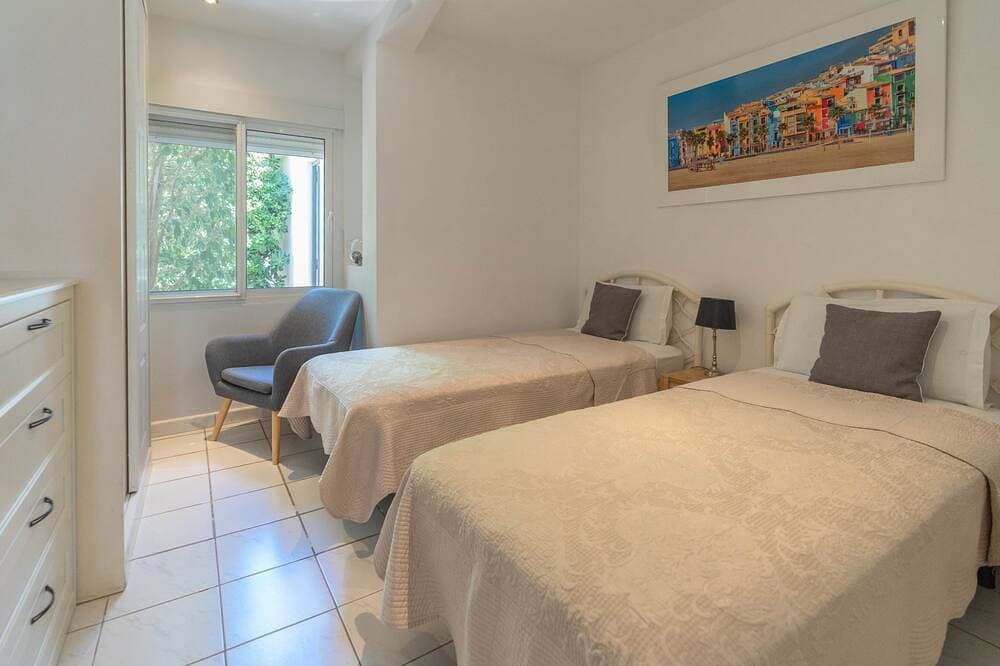 Foto 4 von 30: Frontline Mediterranean Villa • Heated Pool & Jacuzzi • 3m Walk to Beach & Port