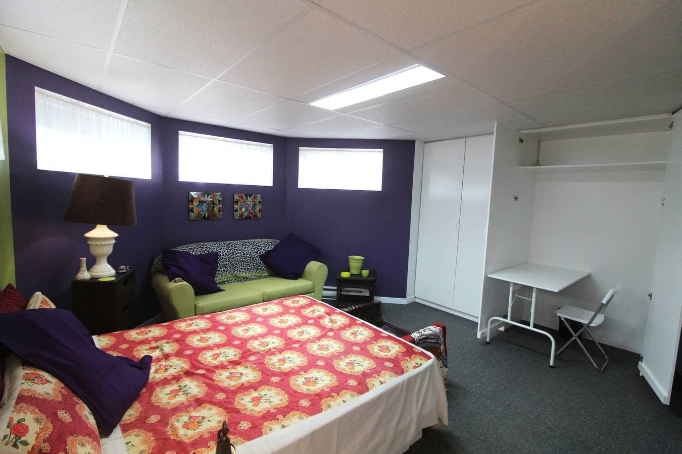 Foto 3 von 10: Gandhi Sehr großes Zimmer im indischen Stil eingerichtet, mit Bürobereich und Sofa