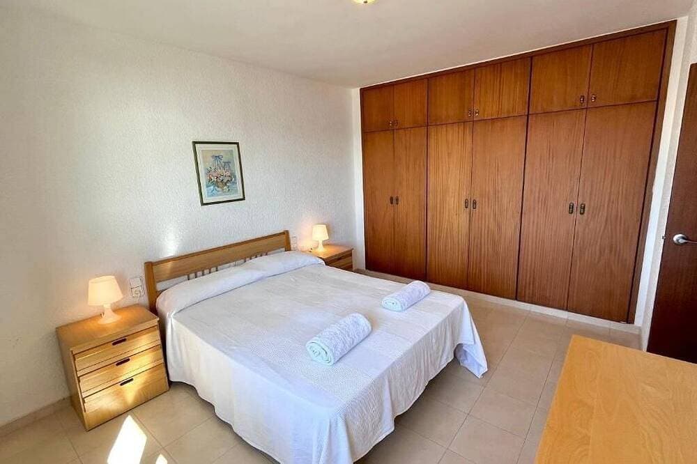Foto 4 von 21: Geräumiges 3-Zimmer-Apartment direkt am Strand. Rodes-72