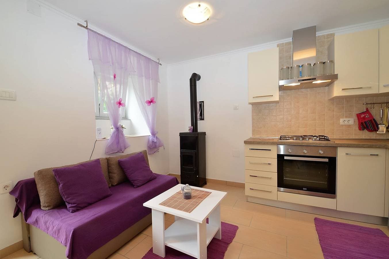 Foto 6 von 20: Das Apartment Hrasta 1 ist eine Unterkunft in Hrasta auf der Insel Cres, 43 km von Mali Lošinj entfernt. Die Wohnung ist ideal für eine Familie oder eine Gruppe von bis zu vier Personen und verfügt über zwei Schlafzimmer, eine Küche, ein Wohnzimmer, ein Esszimmer, ein Badezimmer mit Badewanne und eine Waschmaschine. Private Parkplätze stehen vor der Wohnung zur Verfügung.