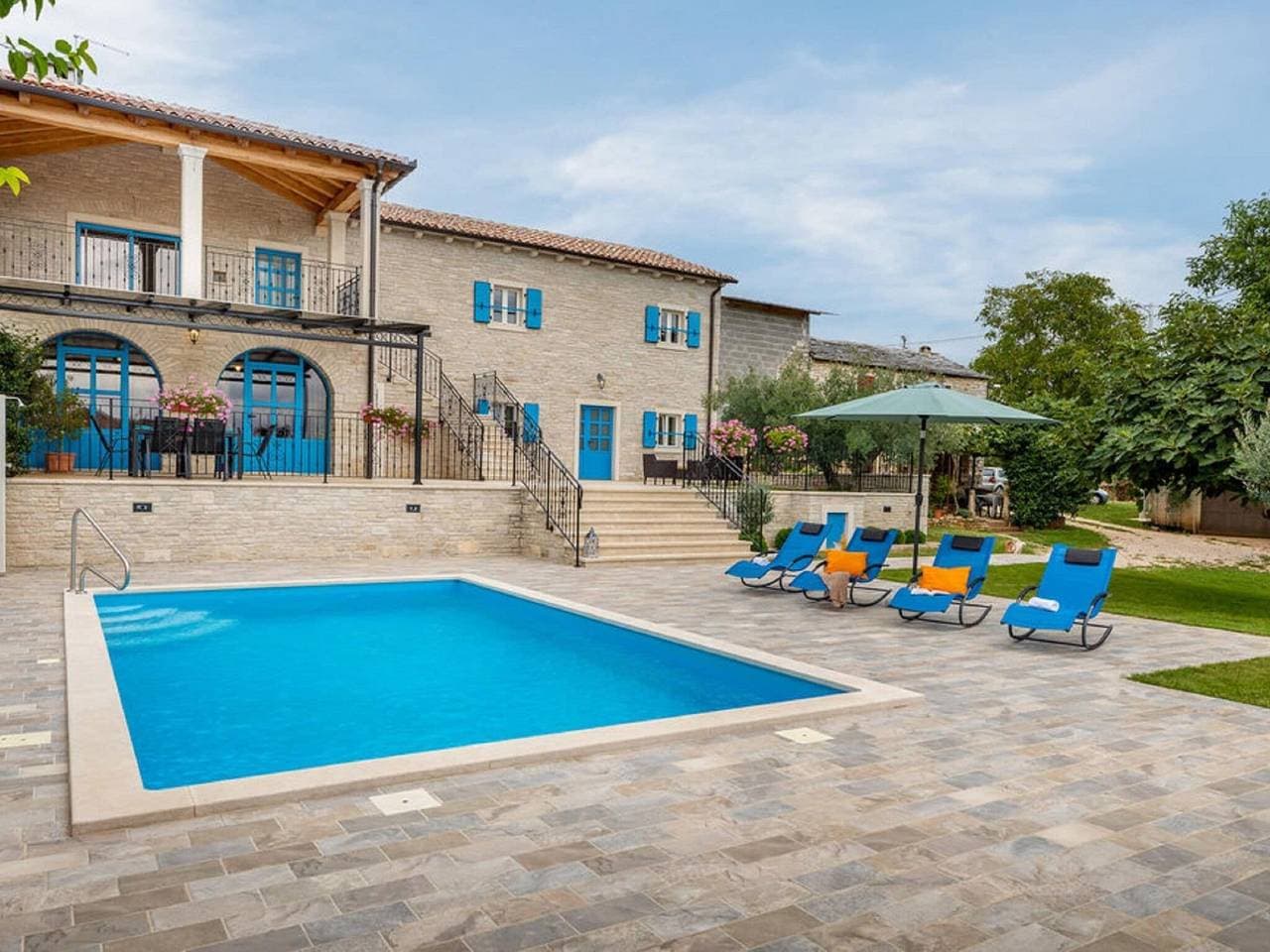 Stilvolle Villa mit Swimmingpool und Garten 1
