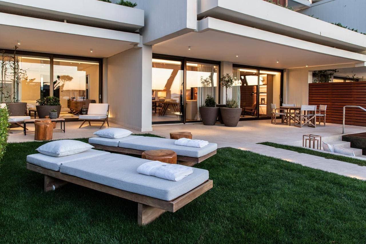 Foto 6 von 13: One-Bedroom King Suite with Nafsika Sea View Garden