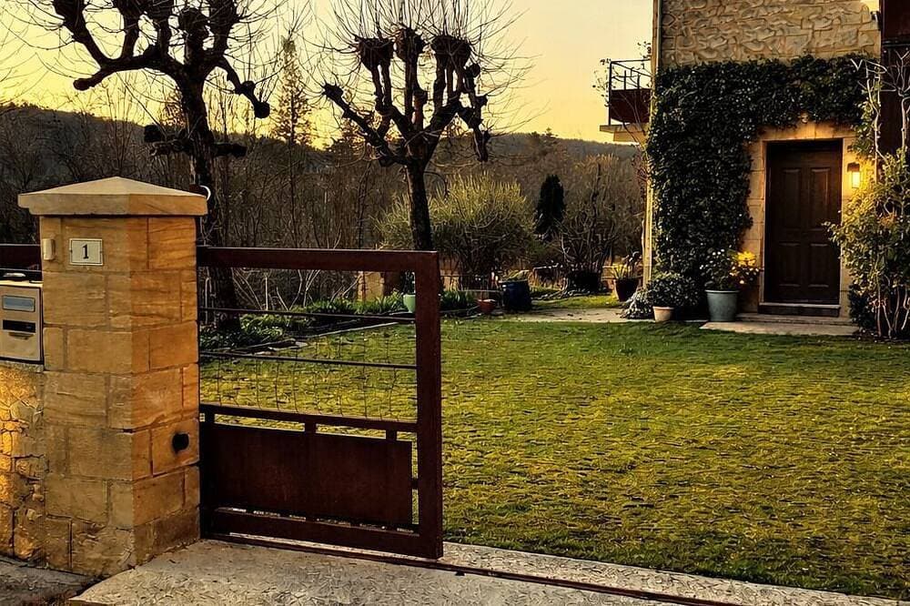 Foto 11 von 25: Refurbished garden apartment, spa