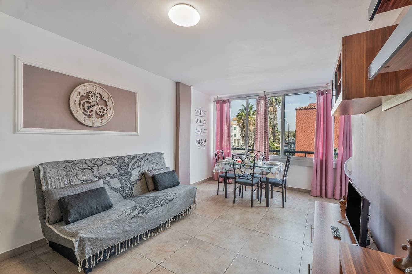 Foto 3 von 33: Ferienwohnung 'Chasna' mit Gemeinschaftspool, Gemeinschaftsgarten und WLAN