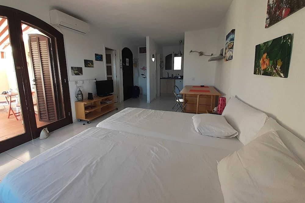 Foto 4 von 30: Large, bright studio with terrace and pool view
