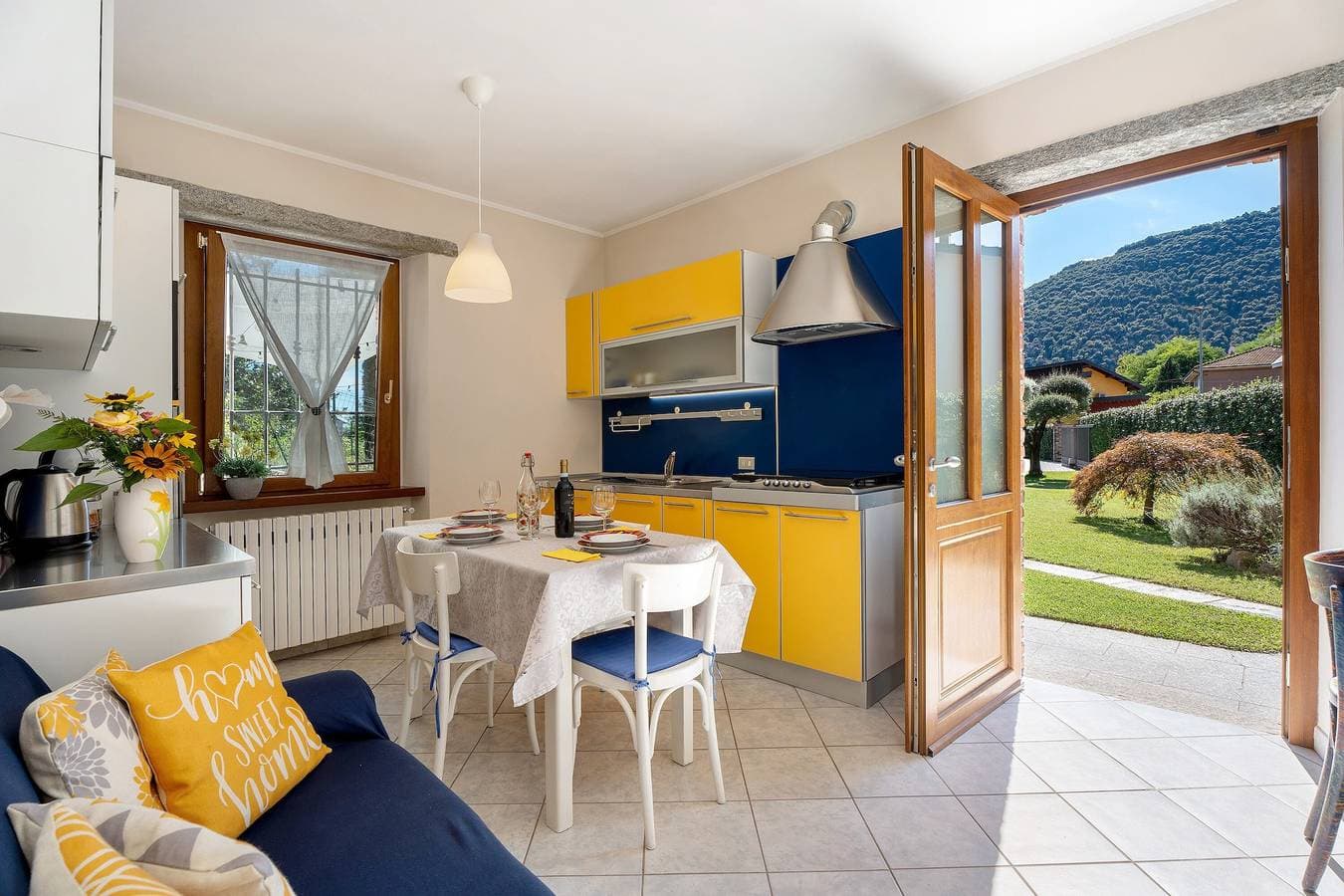 Foto 7 von 26: Ferienwohnung 'Res Jasmine- Appartamento Yellow' mit Bergblick, Gemeinschaftsgarten und Wi-Fi