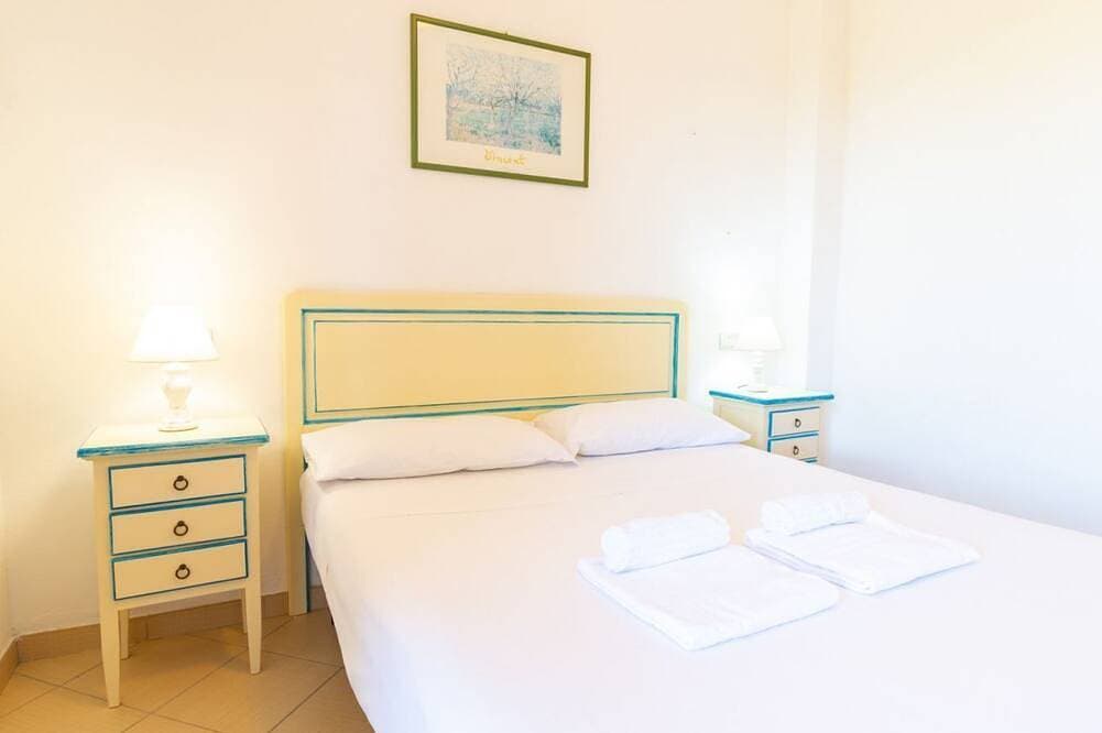 Foto 3 von 22: Diese gemütliche Wohnung befindet sich im Herzen von Torregrande, nur wenige Meter vom Strand entfernt, in einer Wohnanlage direkt am Meer und ist die ideale Lösung für einen entspannten Urlaub auf Sardinien. Die Unterkunft liegt nicht direkt zur Meer