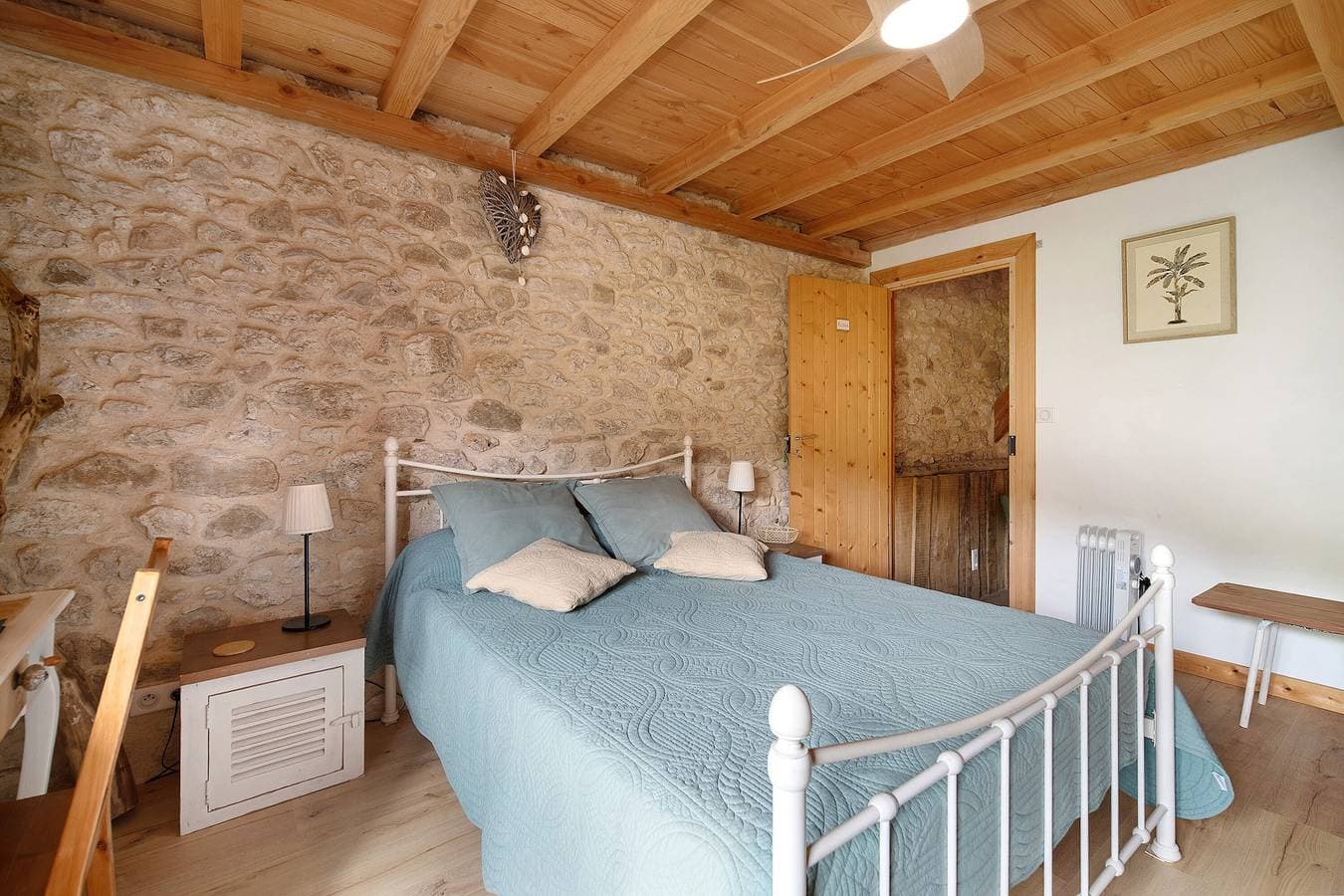 Foto 12 von 25: Gästezimmer Acacia mit gemeinsamer Terrasse und Garten