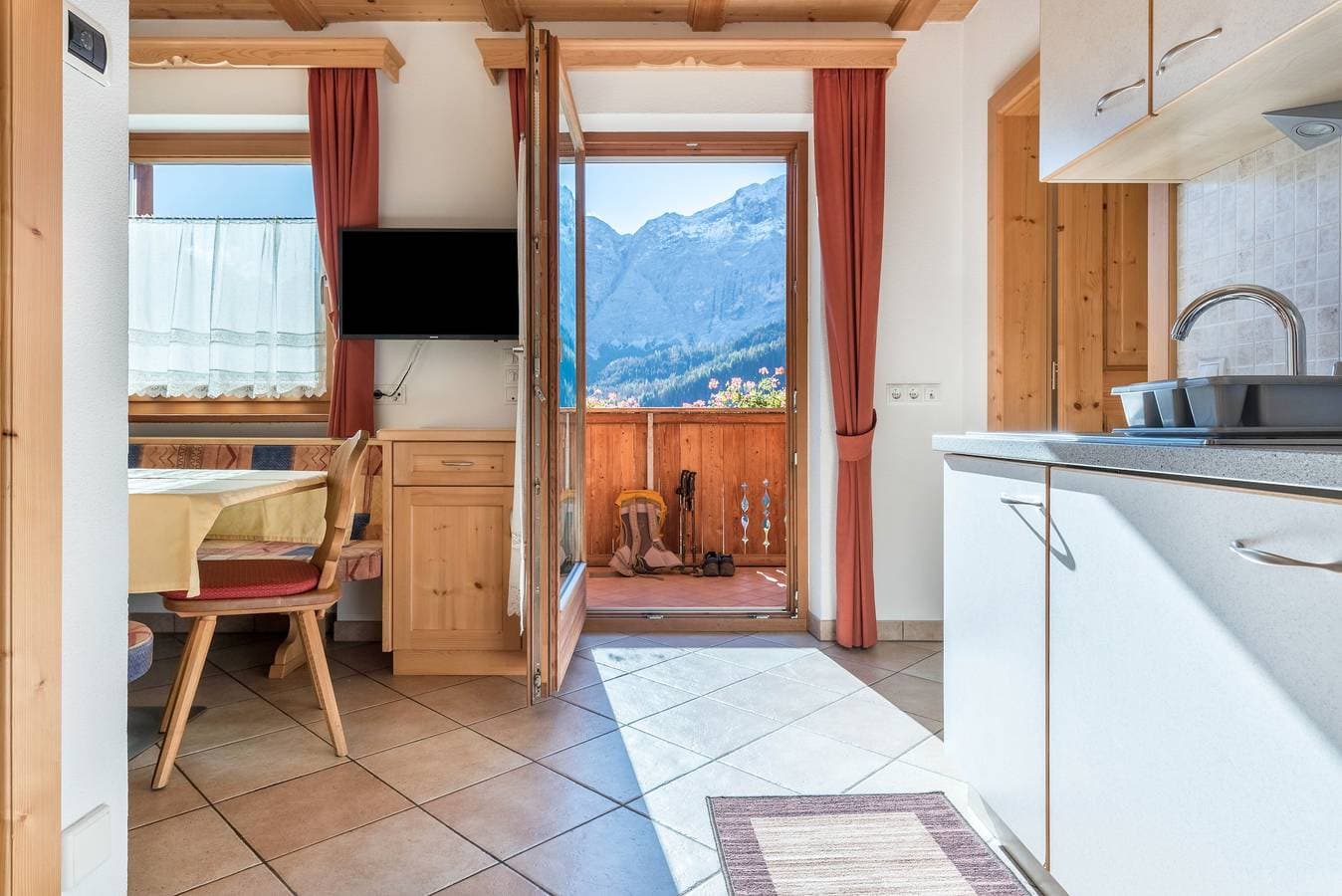 Foto 3 von 35: Ferienwohnung Ciasa Raut App Tamà mit Bergblick, Balkon und WLAN