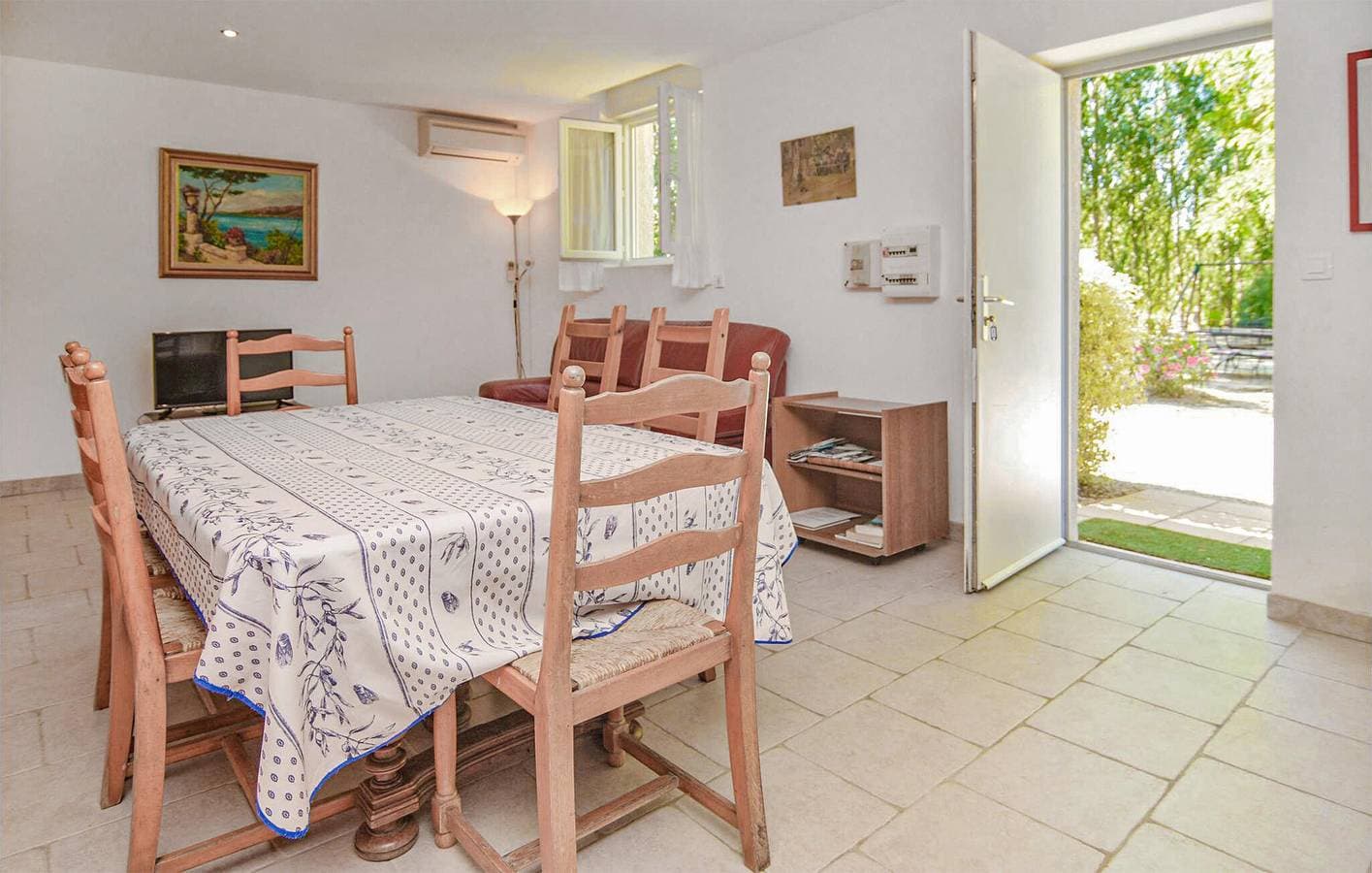 Foto 6 von 31: Geräumige Wohnung mit Pool & Garage, 900m zur Rhone