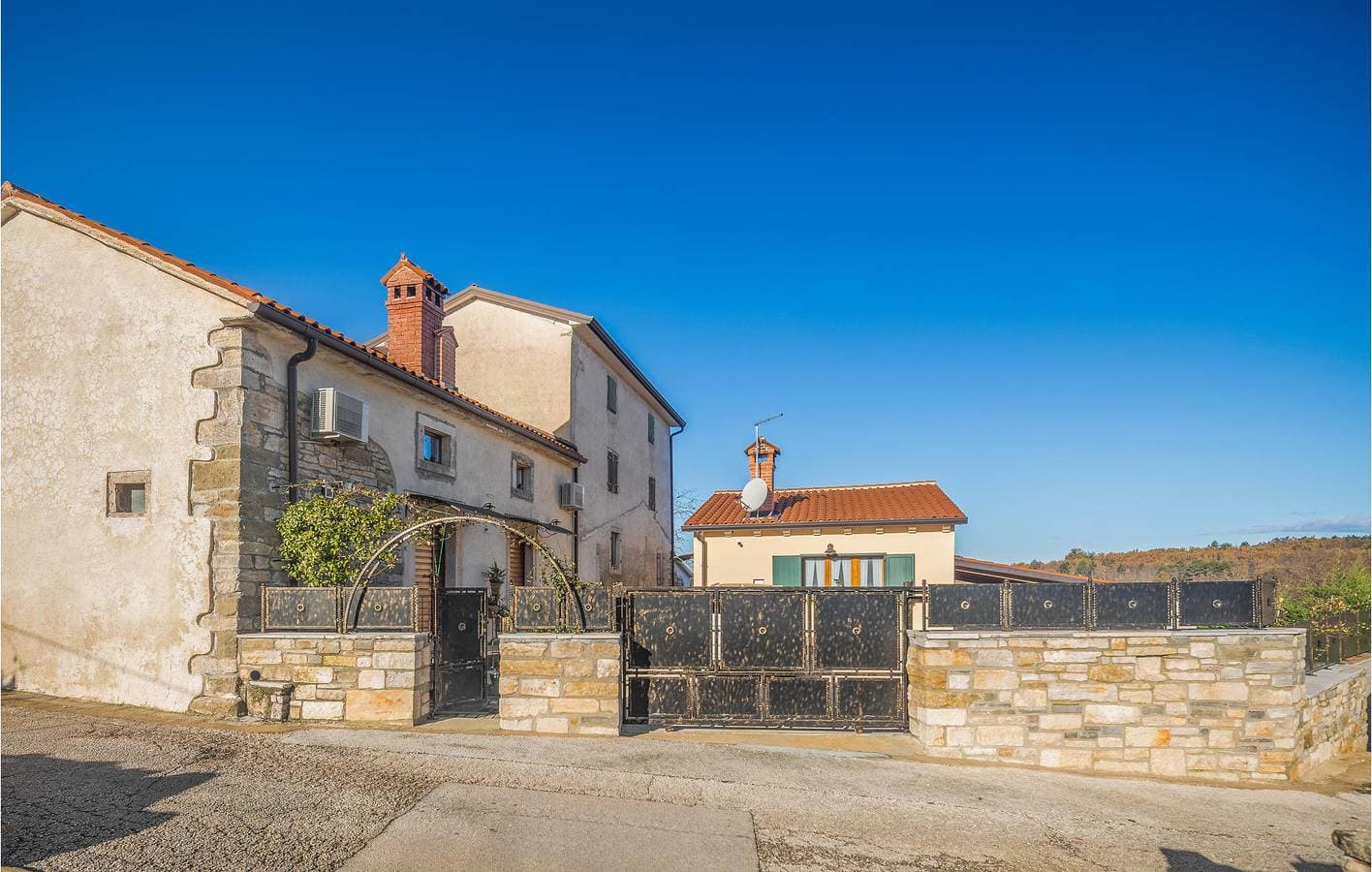 Ferienwohnung mit Panoramablick, WLAN und Terrasse in der Nähe von Grožnjan 1