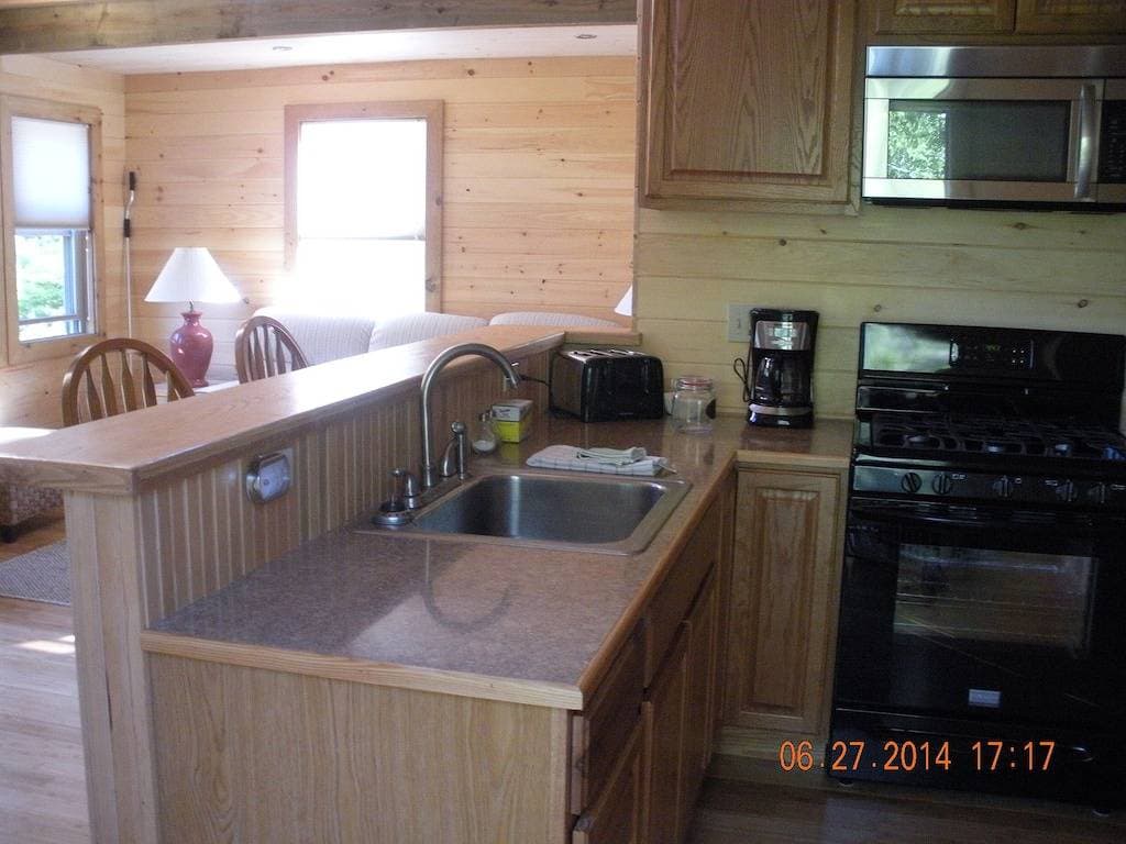 Foto 3 von 23: New Cottage In Town & im Wald mit einem kleinen Bach neben