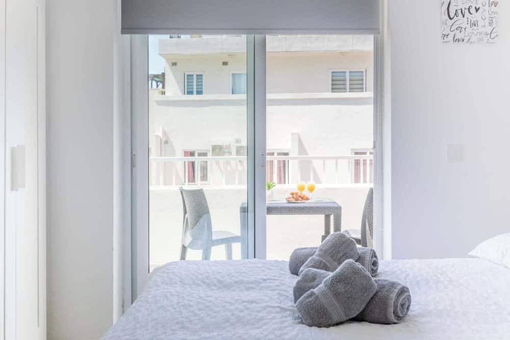 Foto 11 von 29: Terrace & Sea Views - Saint Julian's Spacious 3Br