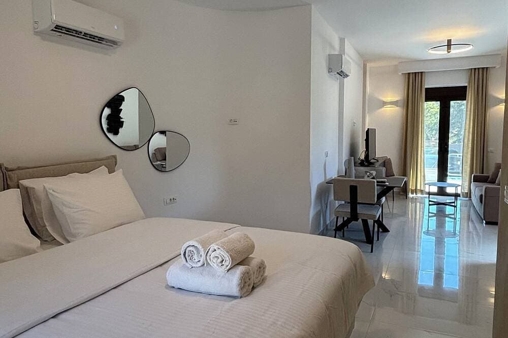 Foto 2 von 12: Agios Nikolaos Open Living Suite – Close Proximity to Almyros Beach