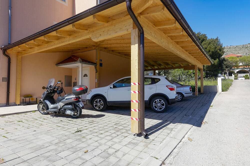Foto 9 von 16: 1-Zimmer-Ferienwohnung mit Balkon und Meerblick Grebastica, Sibenik