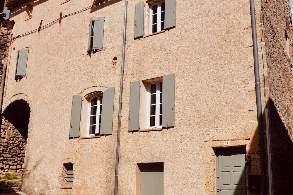 Ancienne maison dans un village perché 1