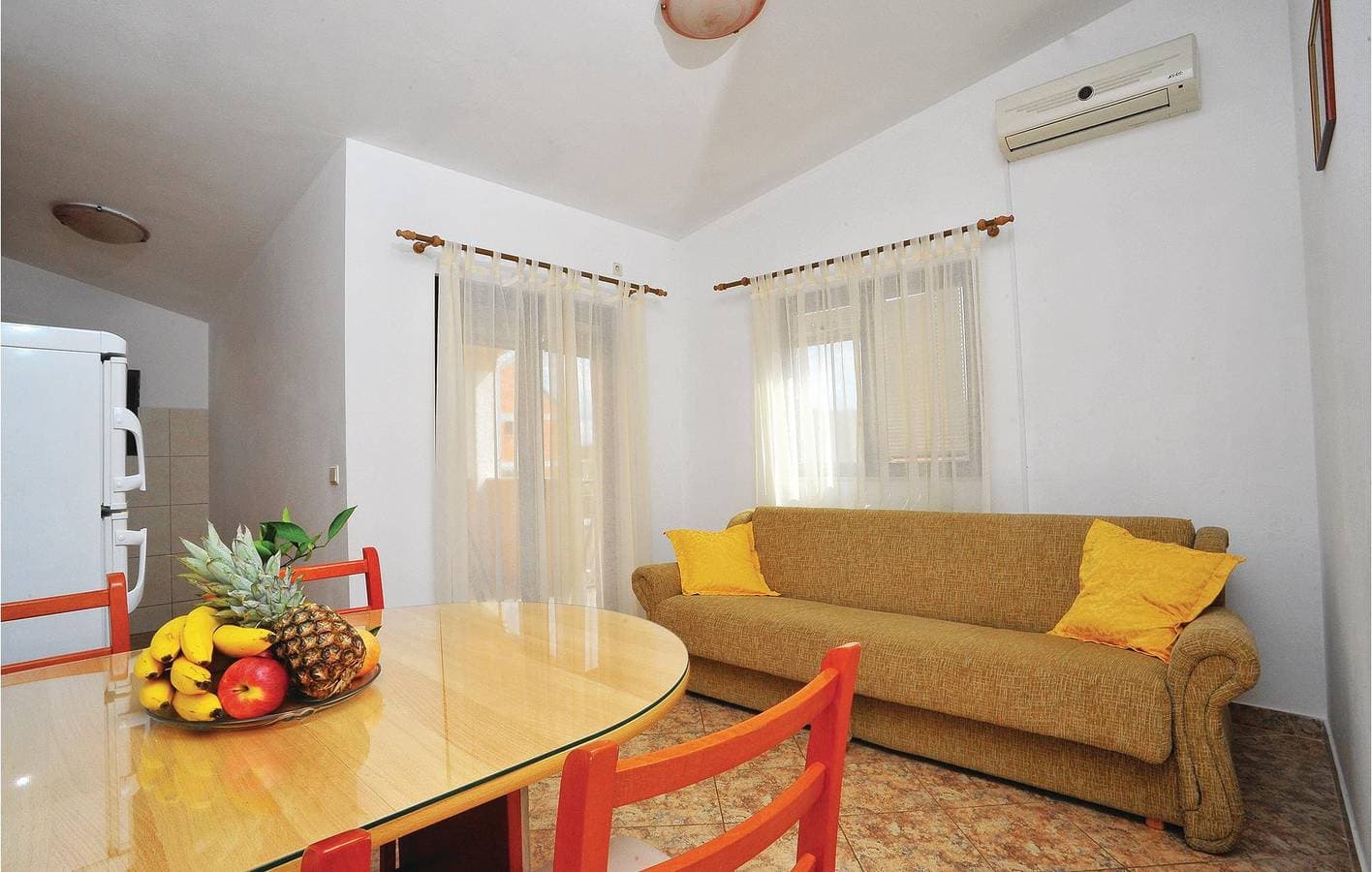 Foto 7 von 17: Gemütliche Ferienwohnung mit Terrasse, Küche und WLAN in der Nähe des Strandes Stari Porat