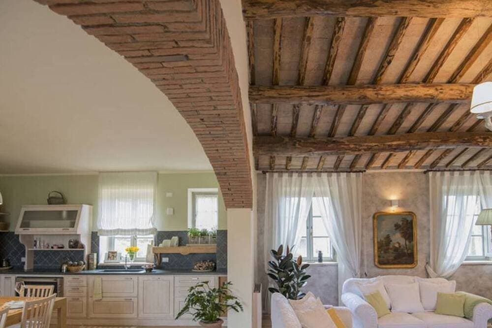 Foto 5 von 30: Splendid Villa with big mediterranean garden. Pool, heated jacuzzi, fishing pond