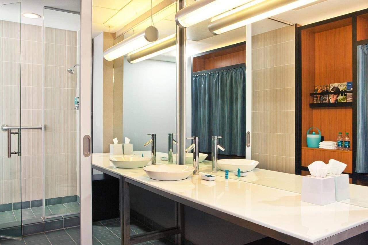 Foto 8 von 10: Room 2 Queen Bed, Mini Fridge