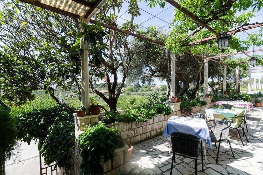 Foto 9 von 16: Guesthouse Moretic - Doppelzimmer mit Gartenblick 3
