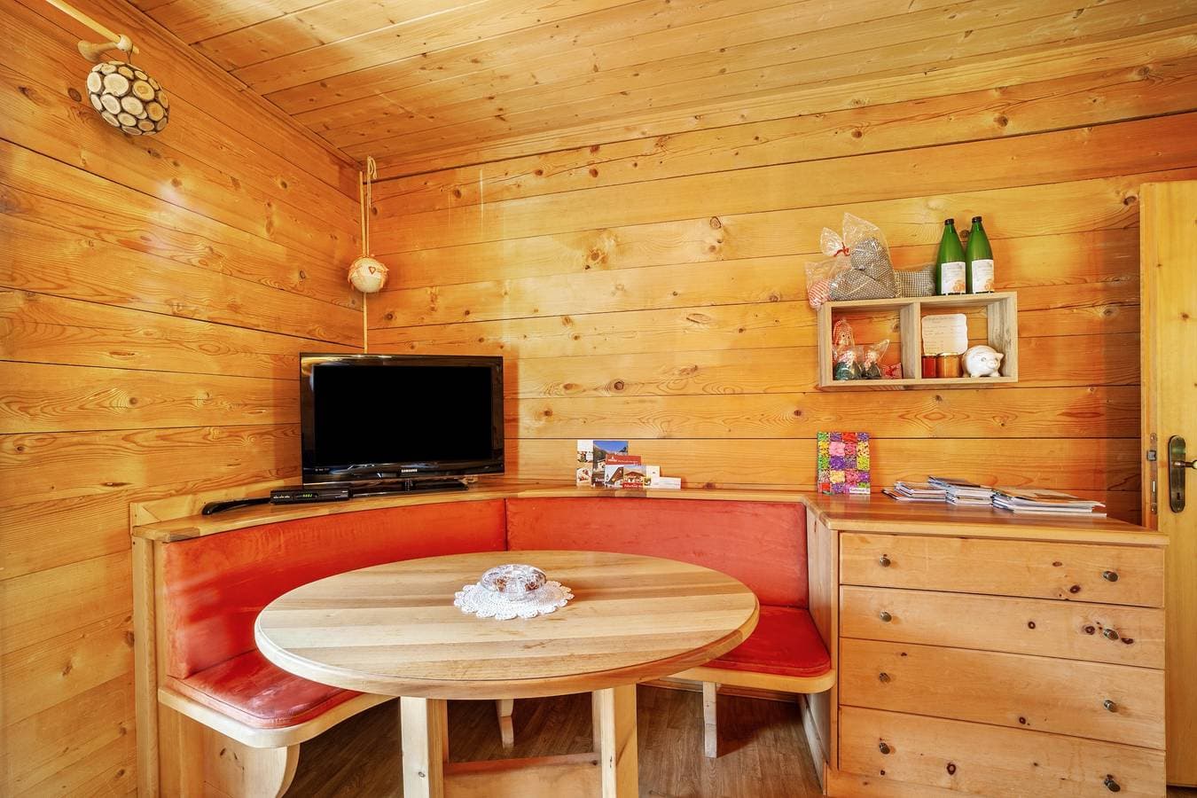 Foto 6 von 34: Ferienwohnung 'Almbergerhof Wohnung Hirzer' mit Bergblick und Balkon