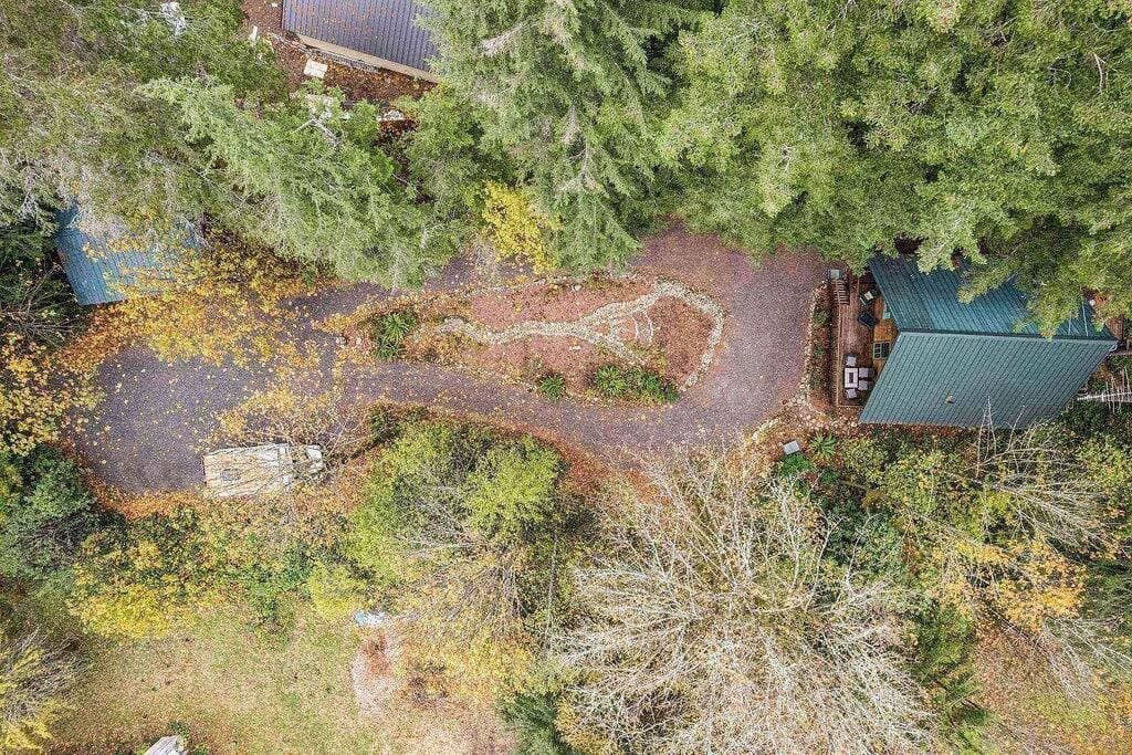 Exquisite and Comfy Riverside Retreat, Huge Deck, Two Fire-Tables, BBQ, New Décor and Furnishing 1