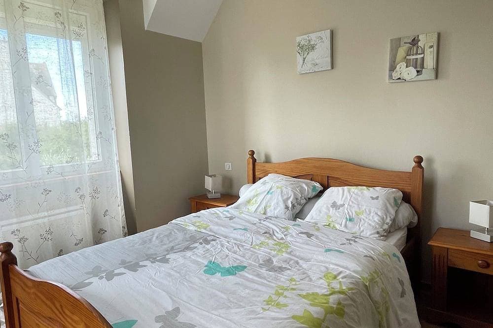 Foto 3 von 16: A charming, renovated house with an enclosed garden, located 1 km from Pors Carn Beach.