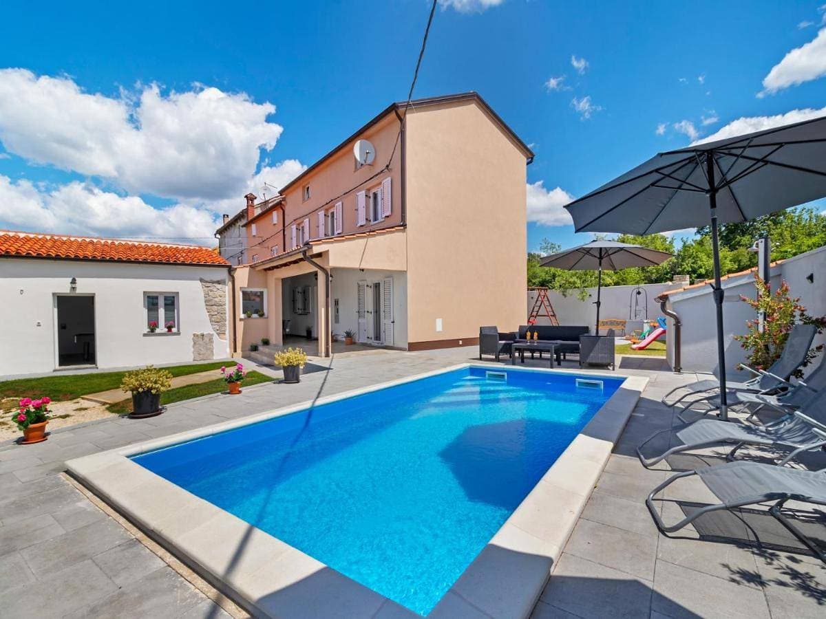 Holiday Home in Smoljanci with Private Pool 1