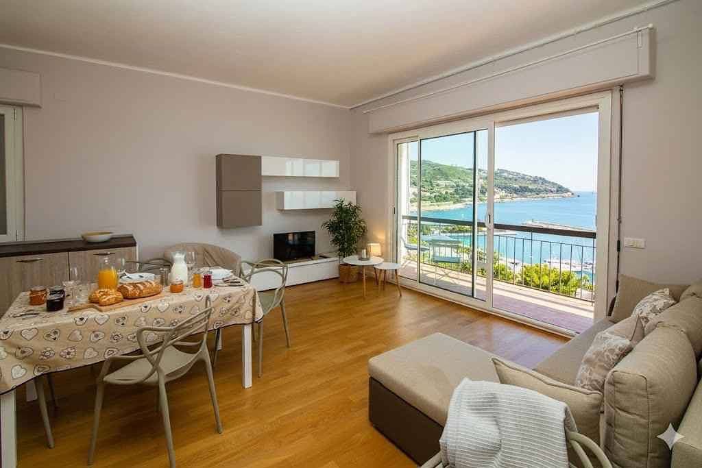 Foto 2 von 21: Ferienwohnung mit Klimaanlage und Balkon mit Meerblick