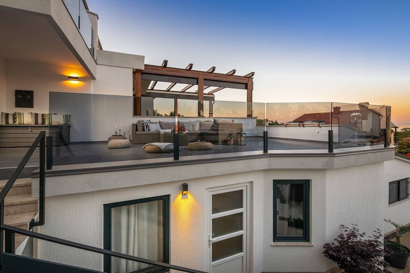 Foto 2 von 44: Sea view modern spacious lounge house