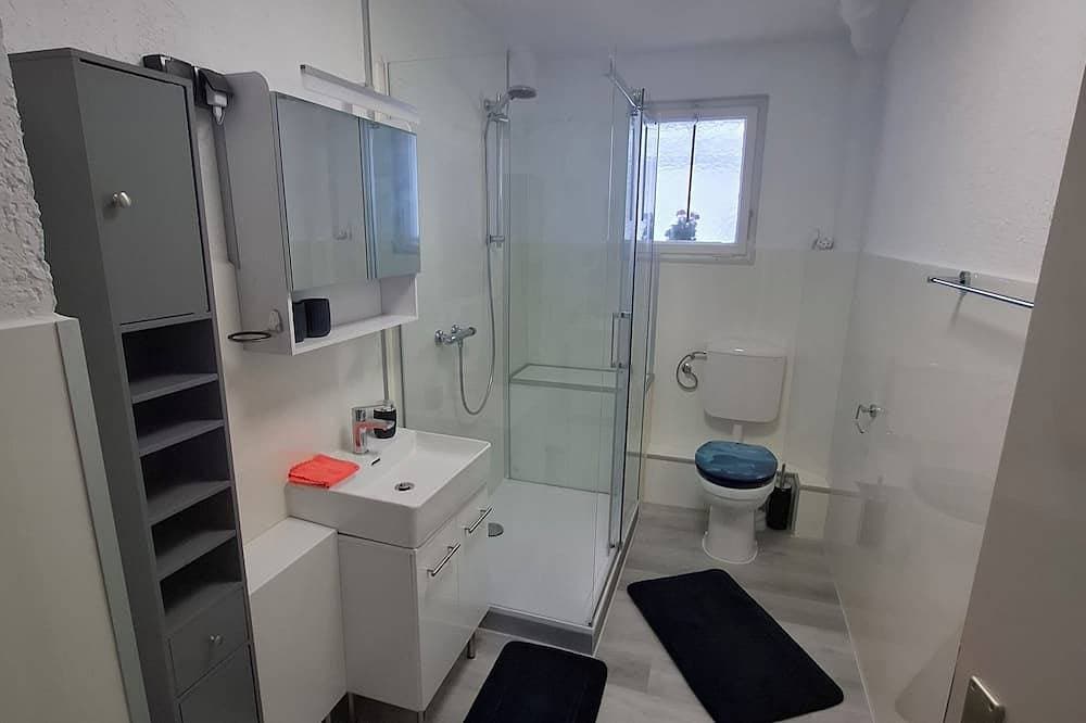 Foto 4 von 10: Seesicht & Privatstrand: Moderne Ferienwohnung in Seenähe